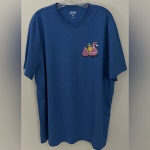 EUC Men’s IZOD Saltwater Blue Short Sleeve Tee w/Dog in Pool Graphic; Size XXL